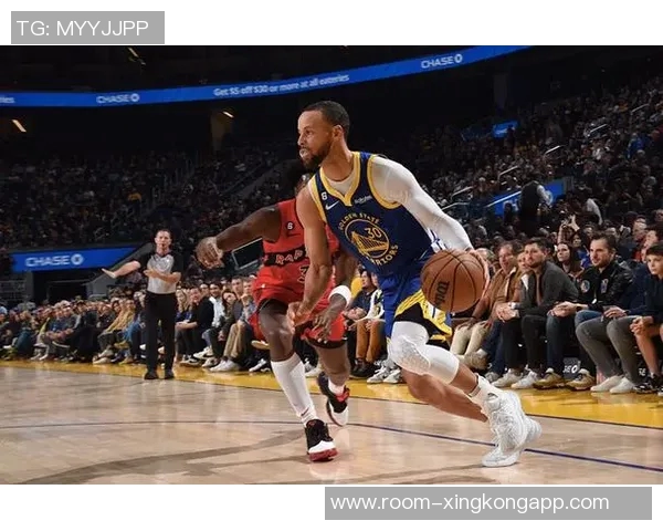库里首节表现抢眼8投4中斩获11分外加3助攻1封盖展现全能实力